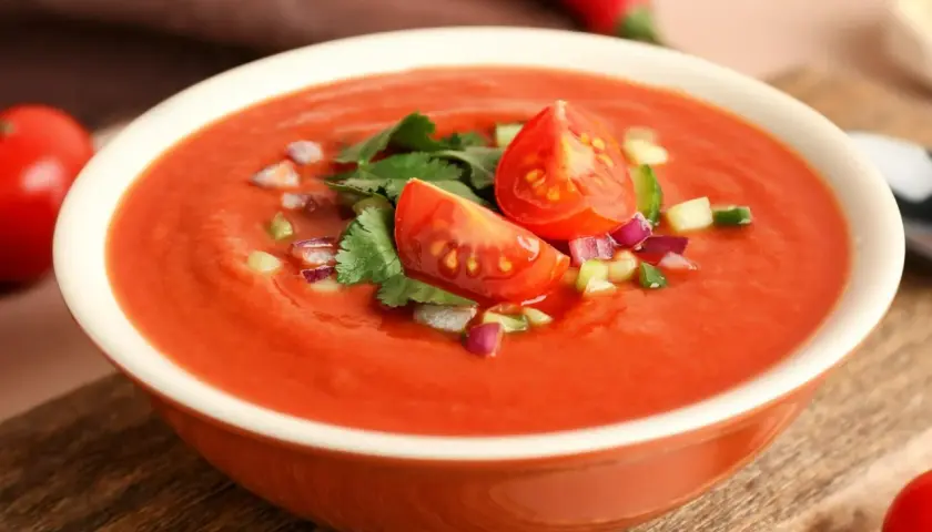 Orzeźwiające gazpacho z pomidorami, ogórkiem i cebulą. Idealny przepis na lato.