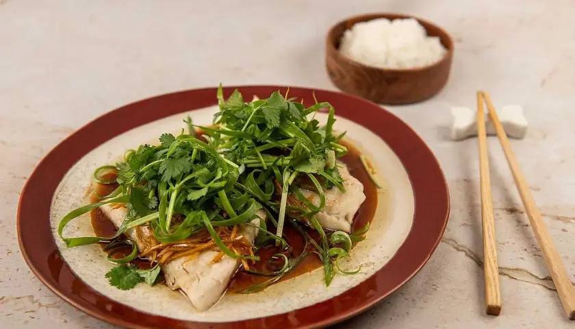 Ångad alaska pollock med färska örter och ingefära, serverad med ris. Ett enkelt och gott alaska pollock recept.