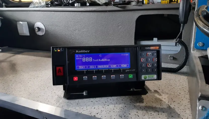 Radiotelefon kolejowy Koliber z mikrofonem i klawiaturą, gotowy do pracy.