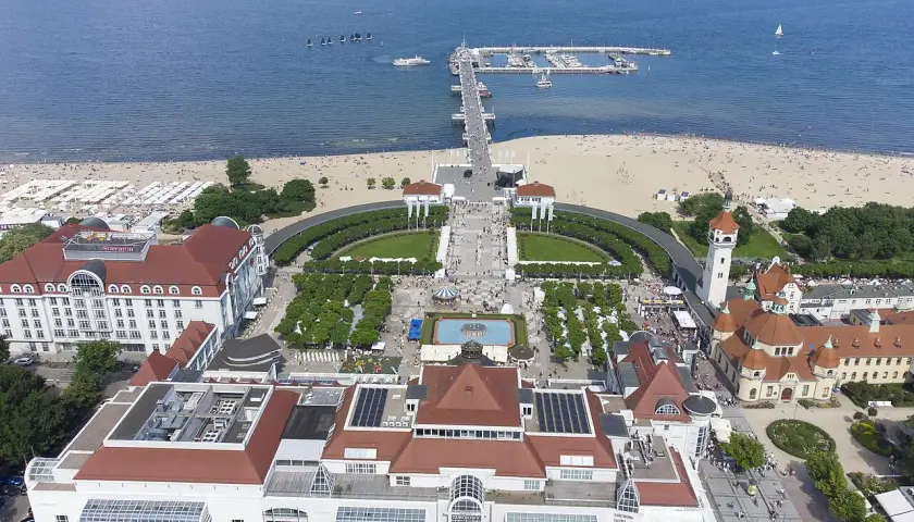 Sopot, perła województwa pomorskiego, z molo, plażą i piękną architekturą.