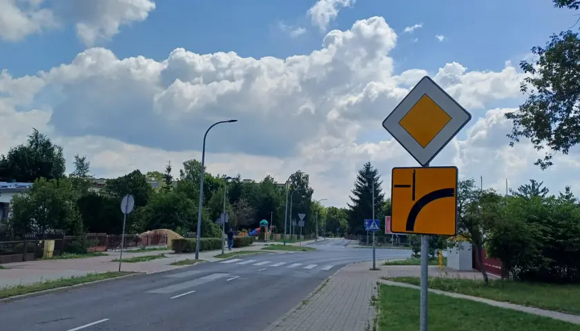 Znak "ustąp pierwszeństwa" i znak informujący o zakazie wyprzedzania. Pamiętaj, że masz obowiązek zachować bezpieczny odstęp od omijanego pojazdu.