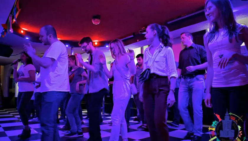 Impreza lata 80. w Warszawie: Przewodnik po stylu, muzyce i miejscach