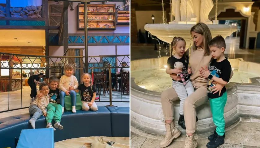 Rodzina cieszy się atrakcjami dla dzieci w Łódzkiem. Dzieci bawią się przy fontannie i na miękkich poduchach.