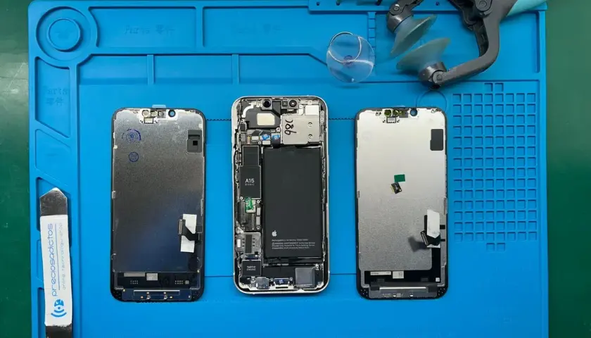 Tres iPhones desarmados en una alfombrilla azul. El led integrado se puede cambiar, facilitando la reparación.