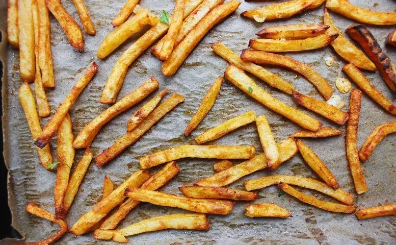 Idealne domowe frytki: Chrupiące i proste przepisy krok po kroku