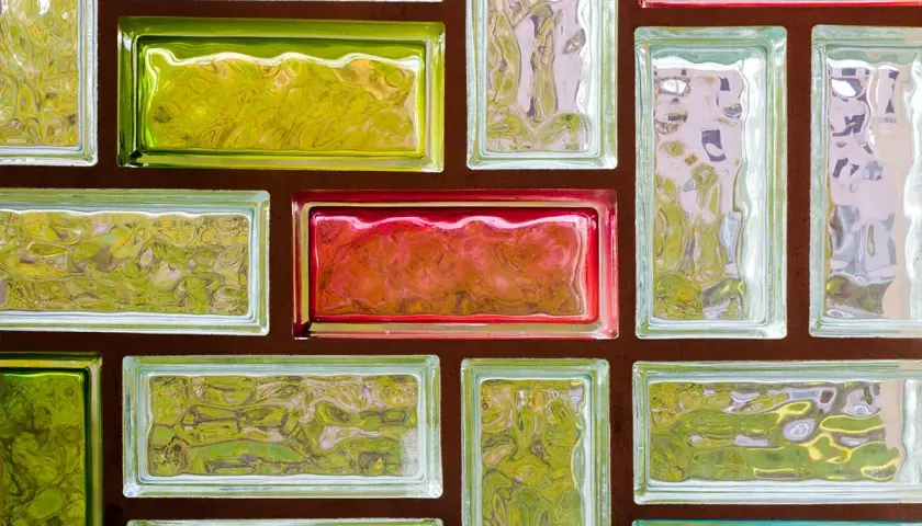 Un muro di vetrocemento colorato, con blocchi verdi, rossi e trasparenti. L'autorizzazione per un'installazione così vivace è sicuramente un tocco di stile.
