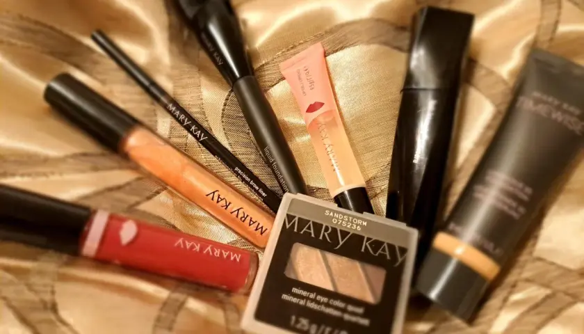 Zestaw kosmetyków Mary Kay: szminka, błyszczyk, kredka, podkład, tusz i cienie. Od ilu lat można się malować? Od zawsze, gdy czujesz się gotowa!