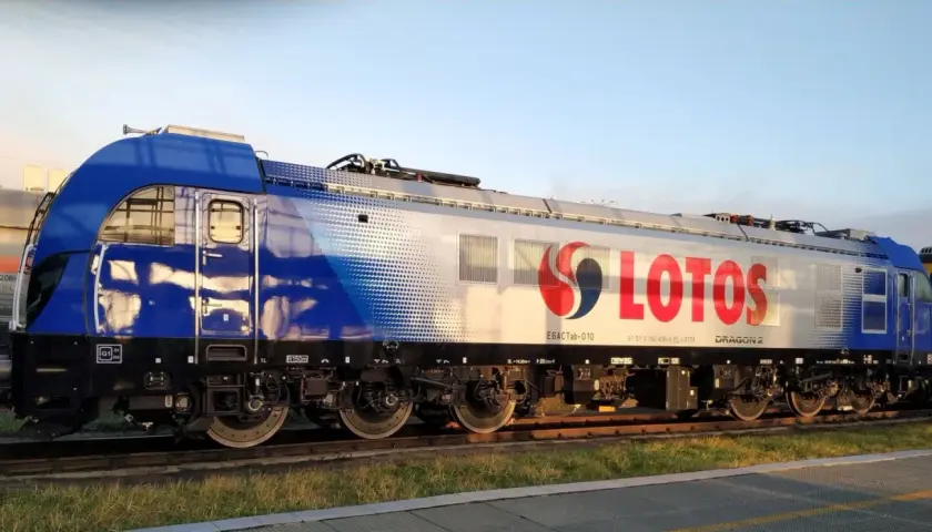 Lokomotywa Dragon 2 z logo LOTOS na tle błękitnego nieba.