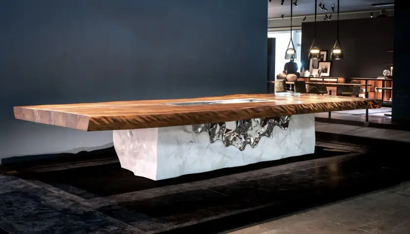 Tavolo con piano in legno massello, forse il legno più costoso in Italia, con base in marmo e inserti metallici scultorei.
