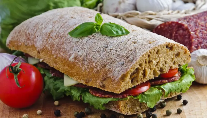 Ile kalorii ma ciabatta? Sprawdź, co może zaskoczyć w jej kaloriach