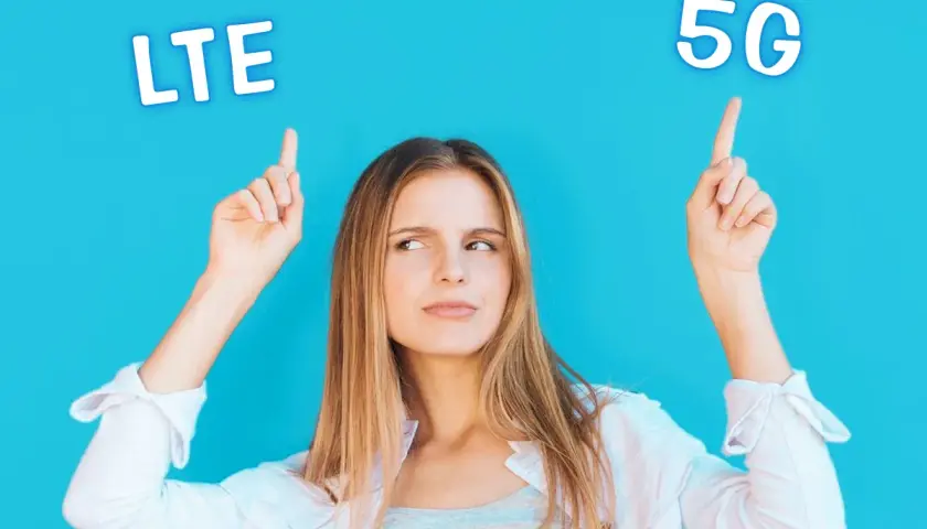 Młoda kobieta zastanawia się, czy wybrać LTE czy 5G, wskazując palcami na napisy nad głową.