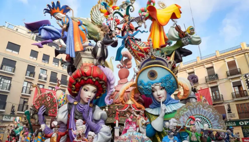 Figuras coloridas y extravagantes celebran cuando son las Fallas. Un espectáculo de arte y tradición en la calle.