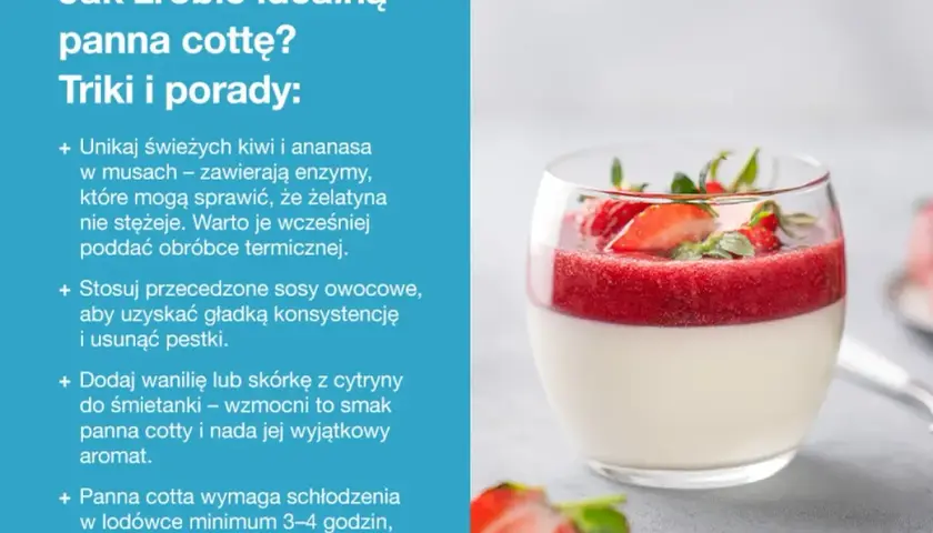 Idealna włoska panna cotta w szklance, udekorowana musem truskawkowym i świeżymi owocami.