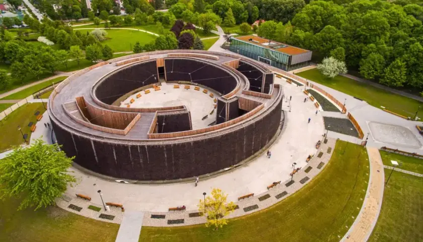 Tężnia w Busku-Zdroju, jedna z głównych atrakcji, otoczona zielenią i nowoczesną architekturą.