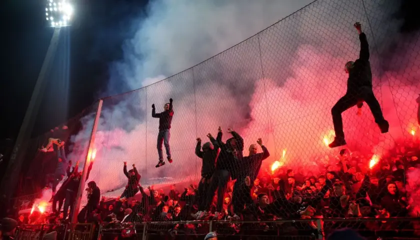 Fani na trybunach, odpalone race i dym tworzą atmosferę jak na włochy mistrzostwa świata.