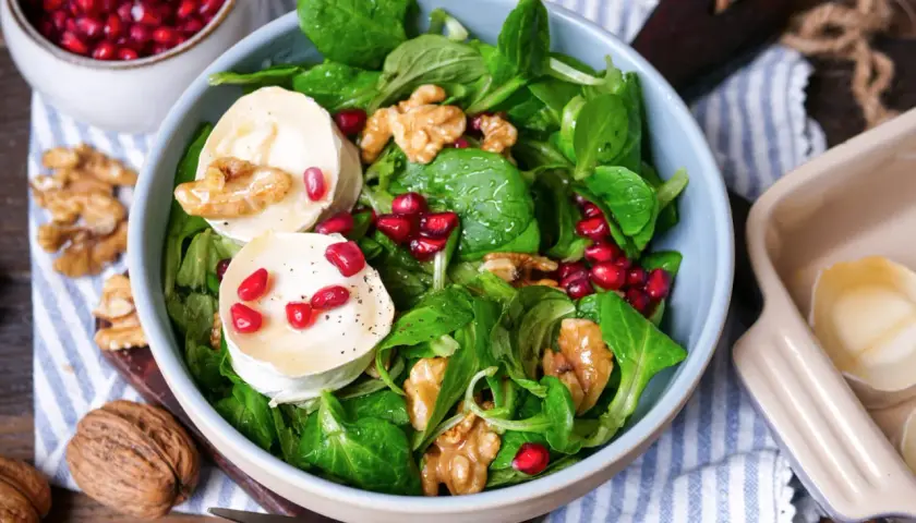 Feldsalat mit Ziegenkäse, Granatapfelkernen und Walnüssen – ein festlicher Genuss, der perfekt zum Weihnachten passt.