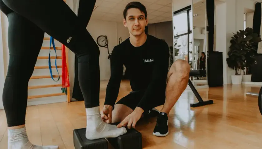 Czy można ćwiczyć przy uszkodzonej łąkotce? Bezpieczne opcje rehabilitacji