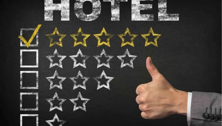 Ocena hotelu: zaznaczony jeden z pięciu symboli gwiazdek, reszta pusta. Kciuk w górę.