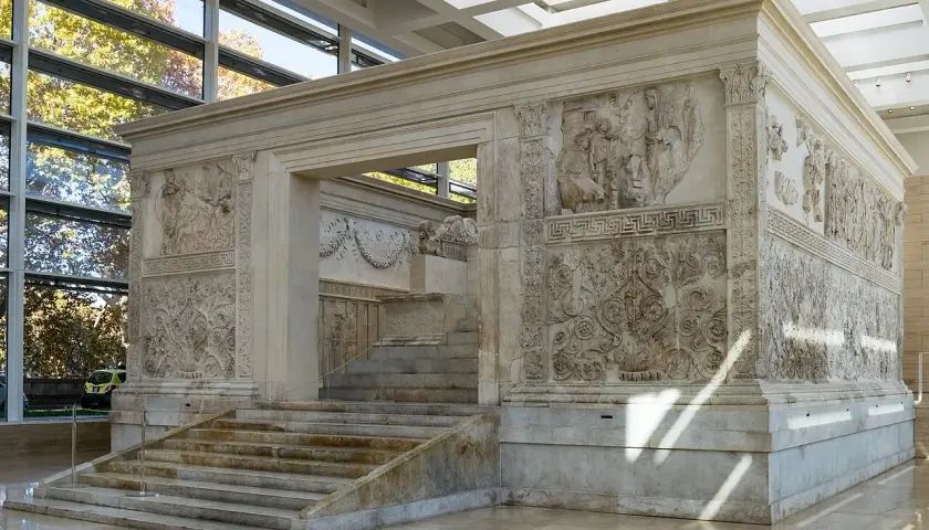 L'Ara Pacis, un capolavoro in marmo, mostra rilievi storici e decorativi. Le sue scalinate conducono a un altare antico, testimone di un'epoca passata.