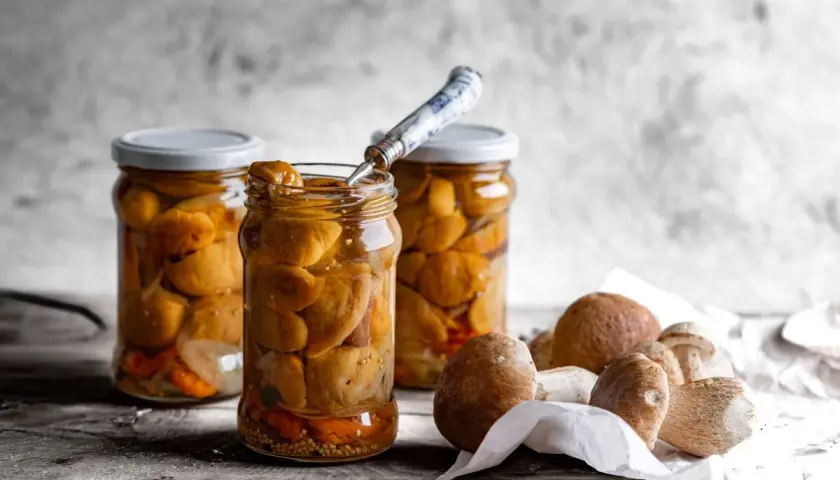 Maślaki w zalewie octowej – przepis na aromatyczną marynatę
