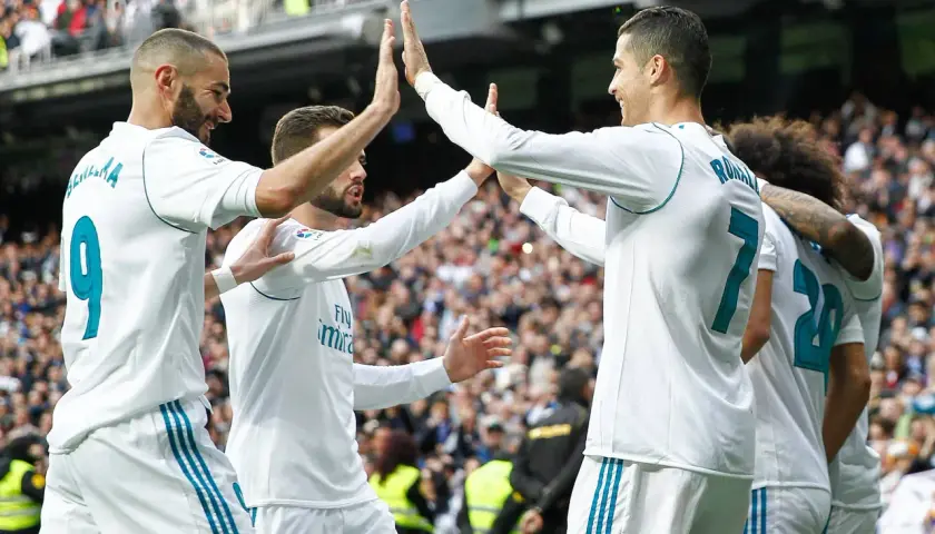 Benzema, Isco i Ronaldo, najlepsi strzelcy Realu Madryt, świętują bramkę.