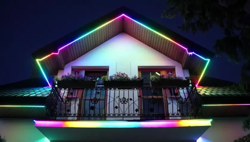 Kolorowe oświetlenie dachu i balkonu tworzy magiczną atmosferę.