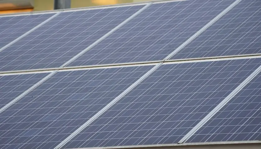 Panele fotowoltaiczne na dachu, działające na fotowoltaika na starych zasadach, zbierają energię słoneczną.