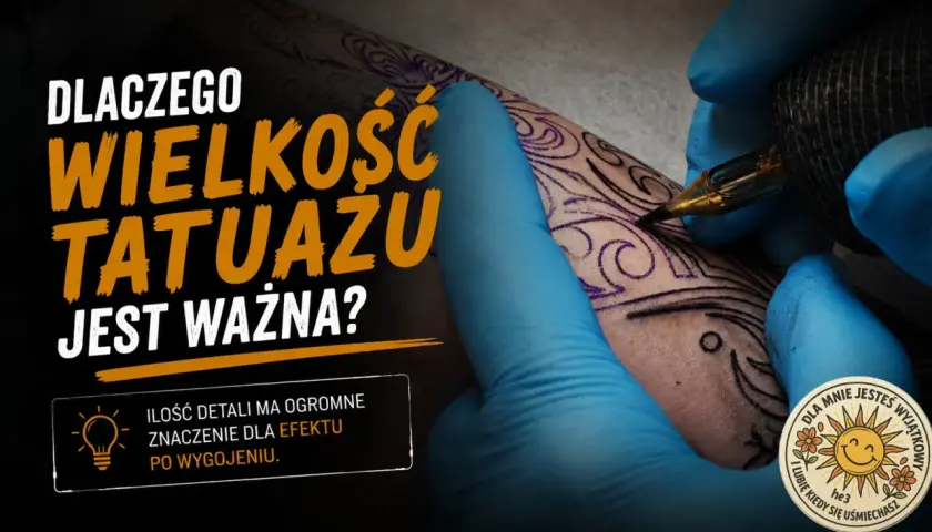 Ręka w niebieskiej rękawiczce tatuuje wzór. Wielkość tatuażu ma znaczenie dla detali i efektu po wygojeniu.