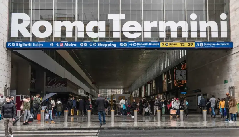 Ingresso di Roma Termini, con cartelli che indicano "Metro" e "Biglietti Tickets". Il biglietto del treno vale anche per la metro.