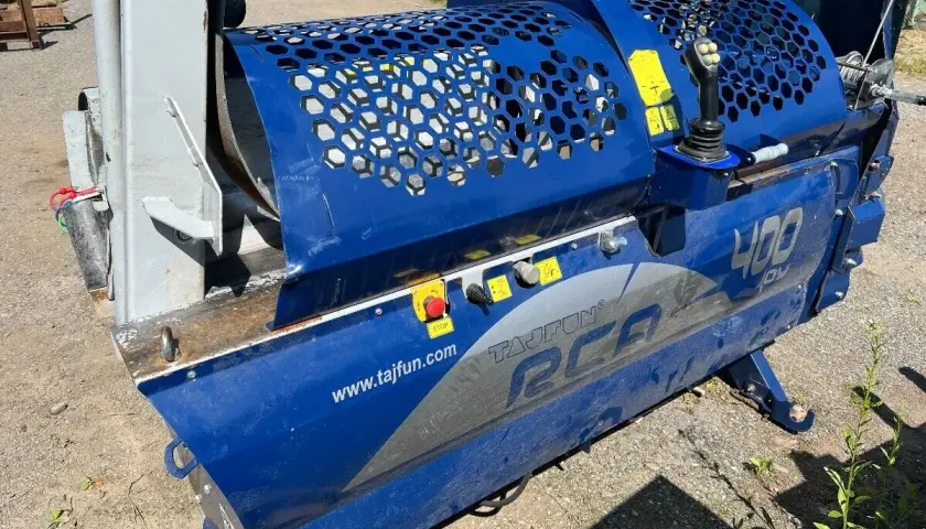 Blauer Tajfun RCA 400 Holzspalter mit Joystick-Steuerung und Wabengitter.