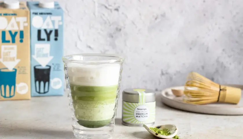 Matcha latte: Co to jest? Smak, przepis i zdrowie [Przewodnik]