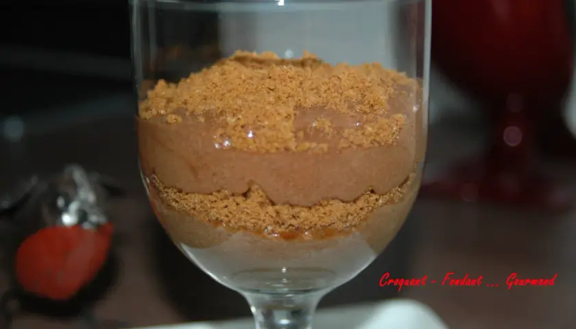 Délicieuse mousse au chocolat speculoos, superposée avec des miettes de biscuits pour un contraste croquant et fondant.