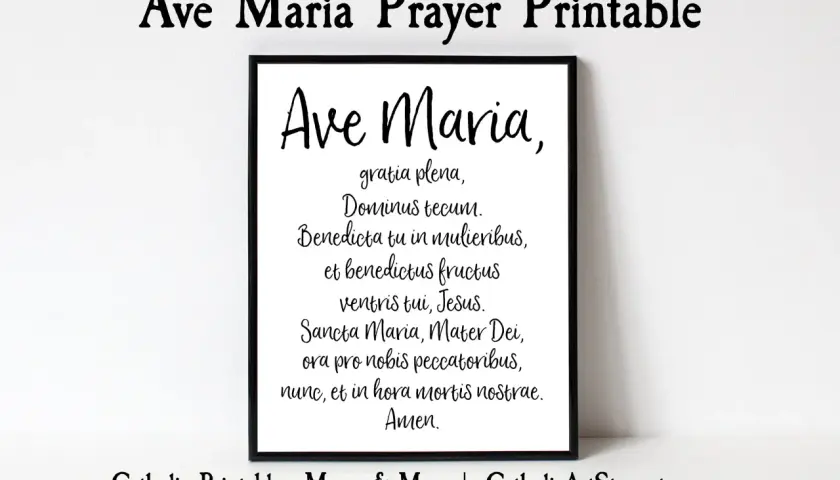Czarno-biały wydruk z tekstem modlitwy "Ave Maria" w języku łacińskim. Idealny do dekoracji domu lub jako prezent.