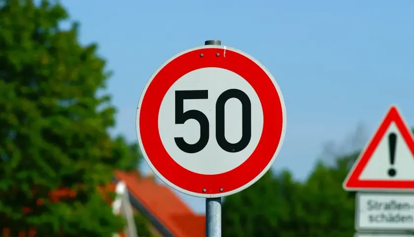 Prędkość w zabudowanym: 50 km/h! Kiedy tracisz prawo jazdy?