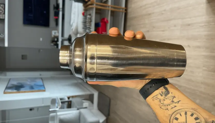 Metaliczny posmak w drinku? To objawy źle wyczyszczonego shakera. Upewnij się, że Twój jest lśniący i czysty!
