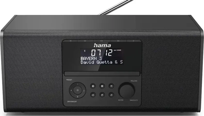 Czarny radioodbiornik Hama z wysuniętą anteną. Wyświetla godzinę 07:12 i stację Bayern 3. Dowiedz się, jak wzmocnić sygnał radia w domu.