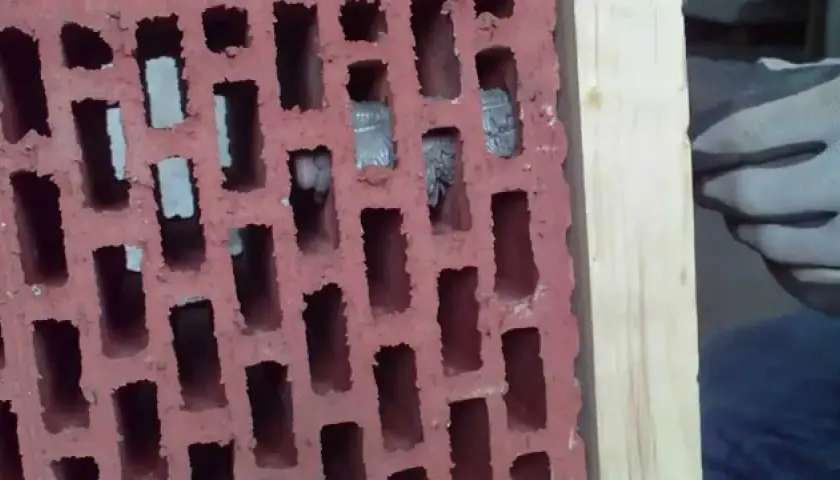 Mocne kotwy do porothermu: uniknij wpadek przy montażu ścian ceramicznych