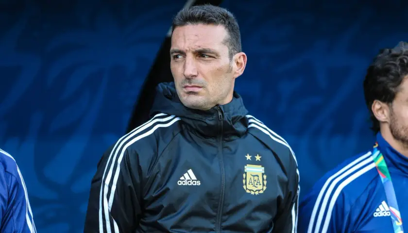Lionel Scaloni, trener Argentyny, w czarnej kurtce z herbem AFA i trzema paskami Adidas.