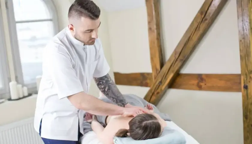Fizjoterapeuta bez studiów? Poznaj legalne alternatywy i ich granice