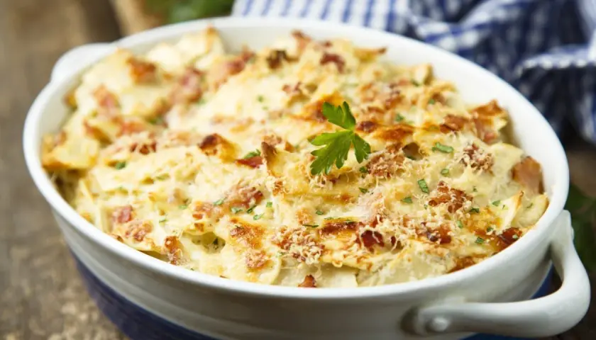 Tartiflette gratinée, dorée et savoureuse, prête à être dégustée. Quel vin blanc choisir pour accompagner ce plat ?