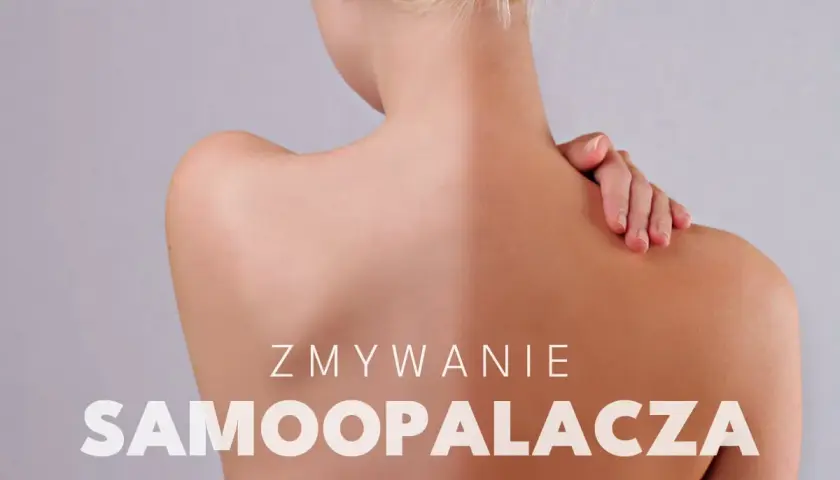 Nierównomierne plamy po samoopalaczu na plecach i ramionach. Tekst: "Zmywanie samoopalacza".
