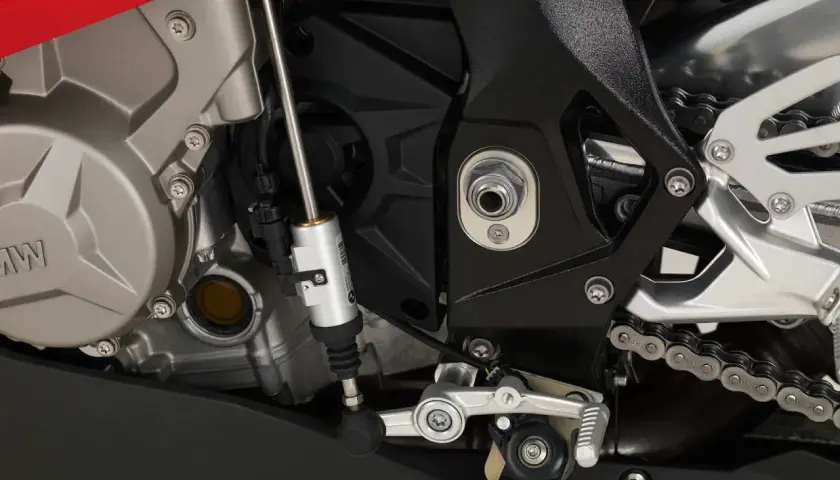 Mechanizm quickshifter co to? Widoczny element motocykla BMW z systemem szybkiej zmiany biegów.