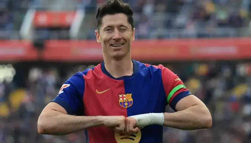 Robert Lewandowski, król strzelców, w barwach Barcelony, z charakterystycznym gestem po zdobyciu bramki.