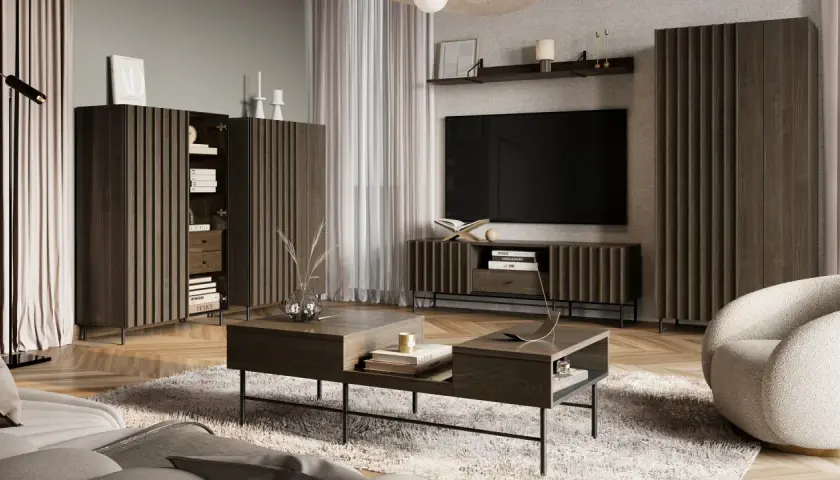 Elegancki salon z meblami w stylu quiet luxury, drewnianymi panelami i miękkim dywanem.