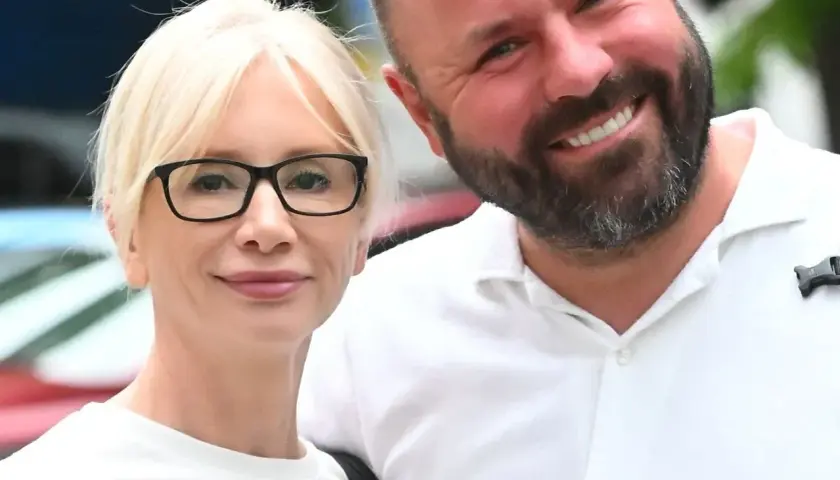 Ewa Gawryluk z mężem, uśmiechnięci i blisko siebie.