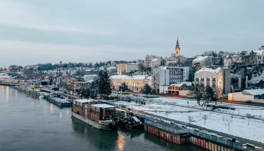Zimowy krajobraz Belgradu nad Dunajem. Miasto wygląda spokojnie, co może sugerować, że w Serbii jest bezpiecznie.