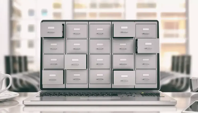 Ein Laptop mit einem Bild von vielen Schubladen, die an ein Archiv erinnern. Perfekt für den **backup imac**.