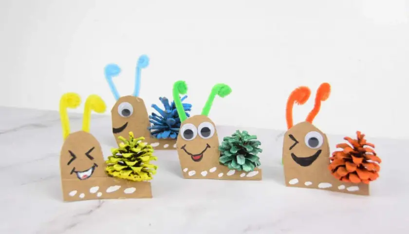 Caracoles divertidos hechos con cartón y piñas, ideales para manualidades para niños de 8 a 12 años.