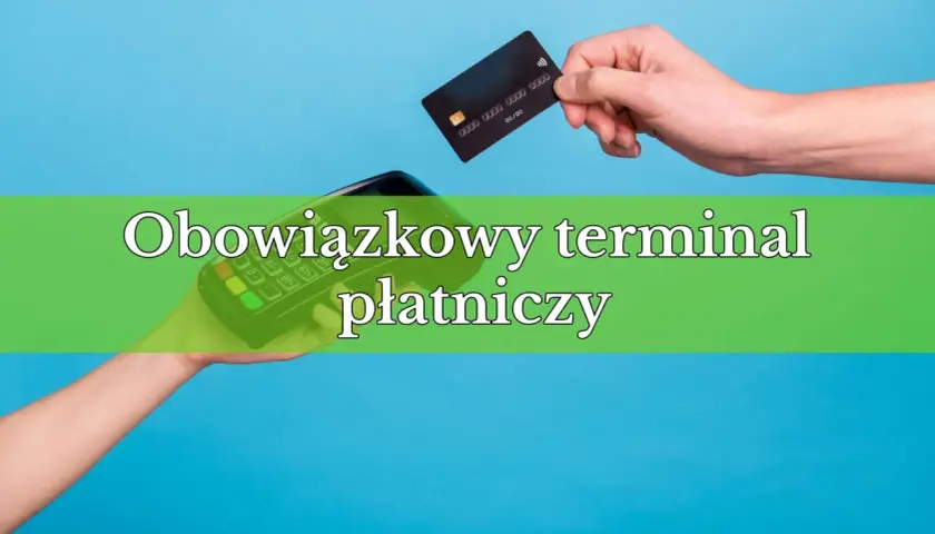 Dłoń trzyma kartę płatniczą nad terminalem. Czy terminal płatniczy jest obowiązkowy?