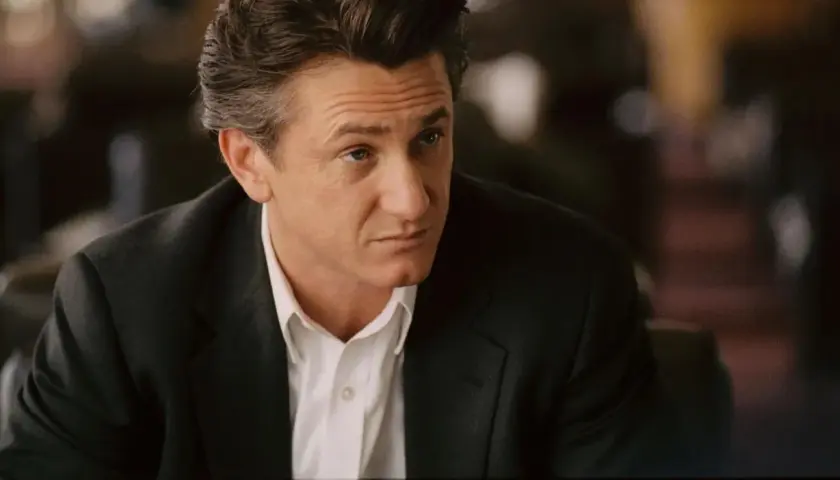Sean Penn w garniturze, zamyślony. Jego role w filmach zapadają w pamięć.